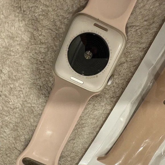 Apple Watch SE 40mm with Beige Band